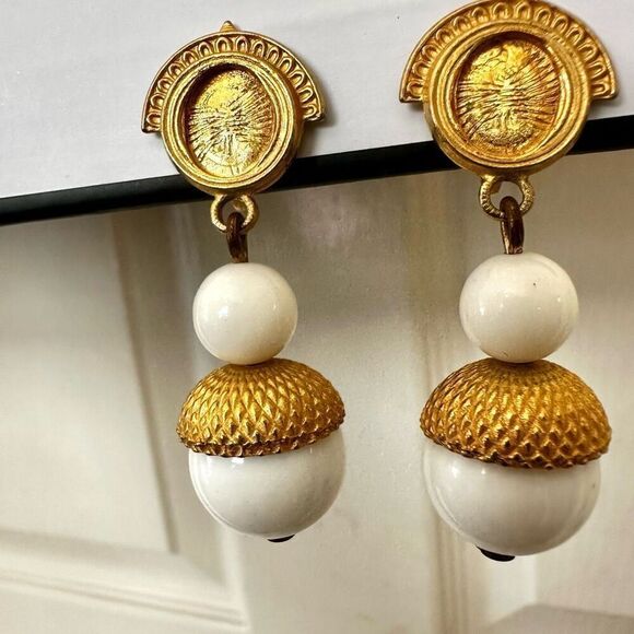 White and gold tone vintage drop clip on earrings - Picture 7 of 9
